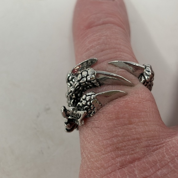 Silver tone Dragon Claw Ring Gothic - Picture 3 of 3